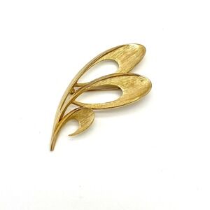 Trifari Gold Brooch‎ Pin Vintage Modernist Brushed Gold Tone Statement